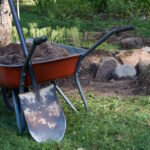 Kottikärryt ja lapio puutarhatyömaalla